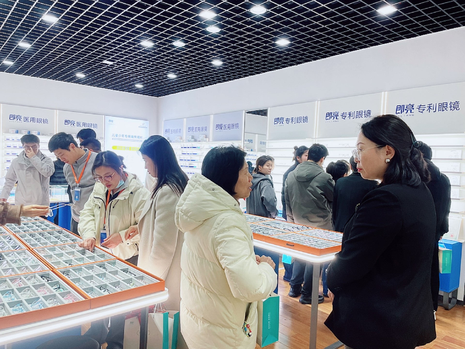 1774231075190666.jpg 眼镜验光师培训班